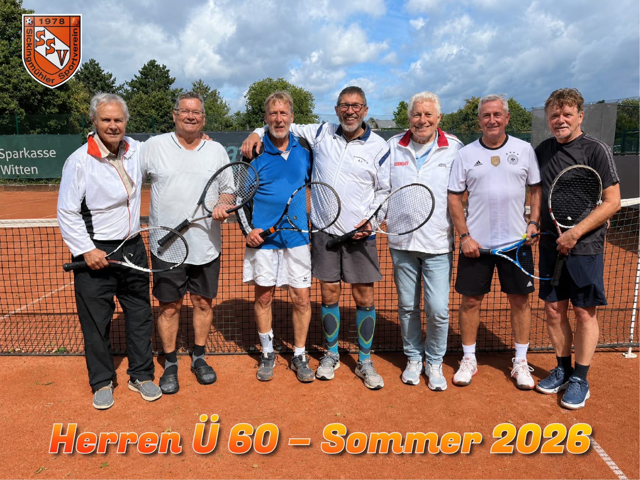 Gruppenfoto der Herren 60 auf dem Tennisplatz, Sommersaison 2026